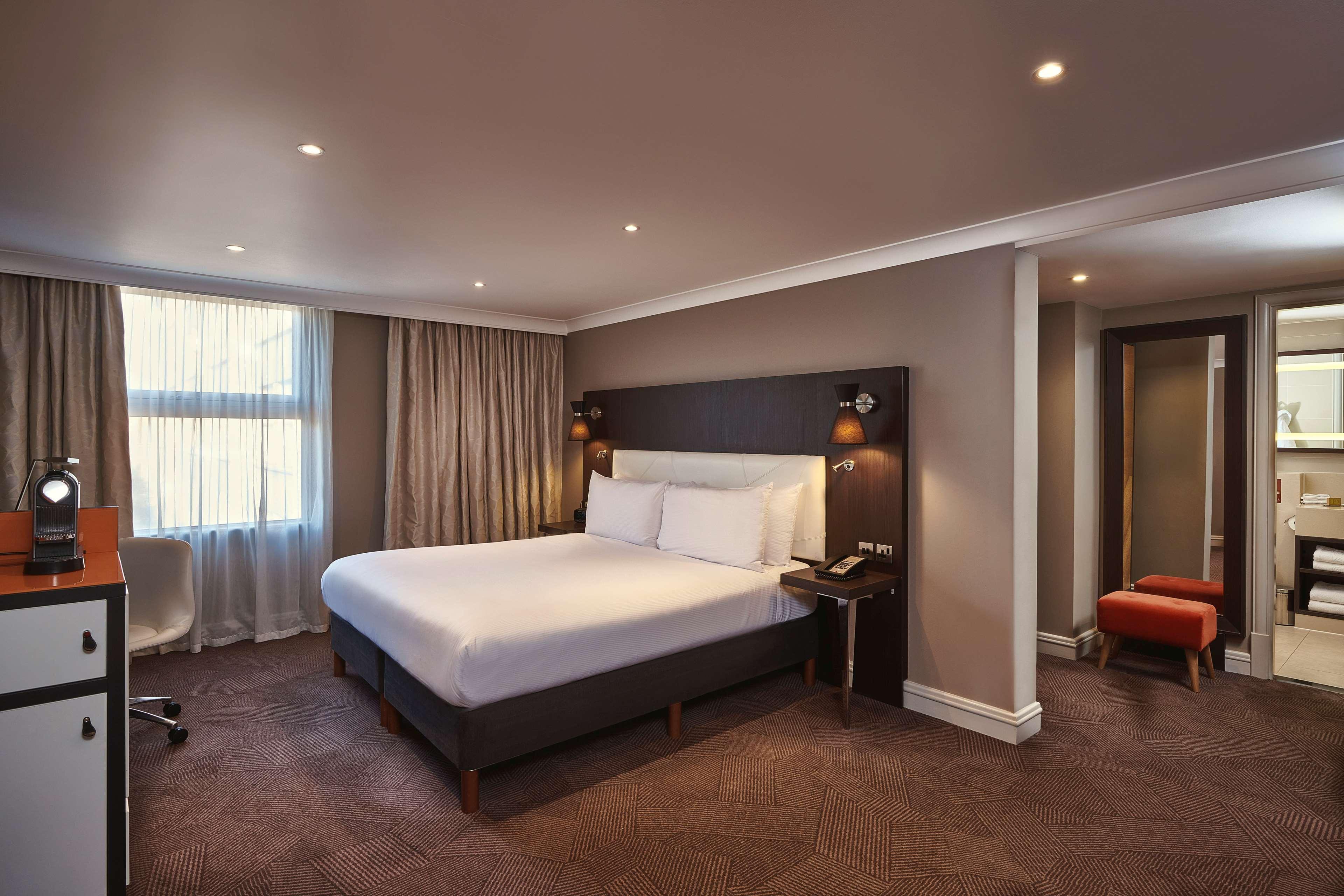 Hotel Doubletree By Hilton London Ealing Extérieur photo