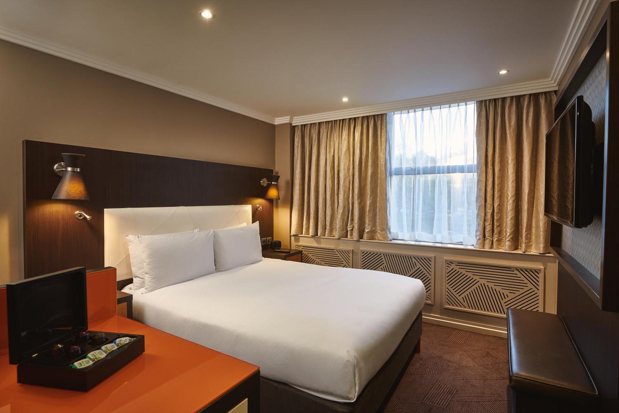 Hotel Doubletree By Hilton London Ealing Extérieur photo