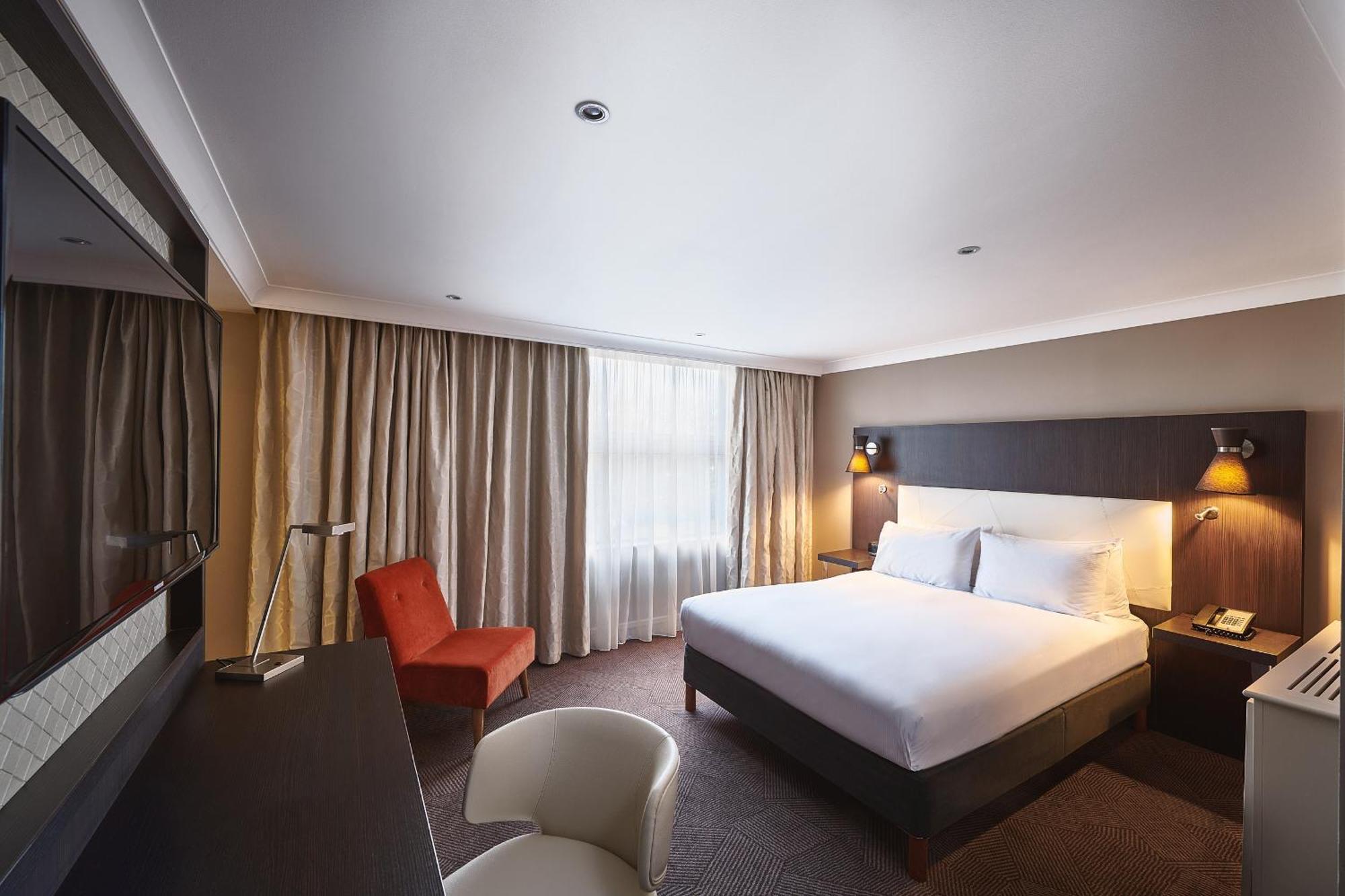 Hotel Doubletree By Hilton London Ealing Extérieur photo