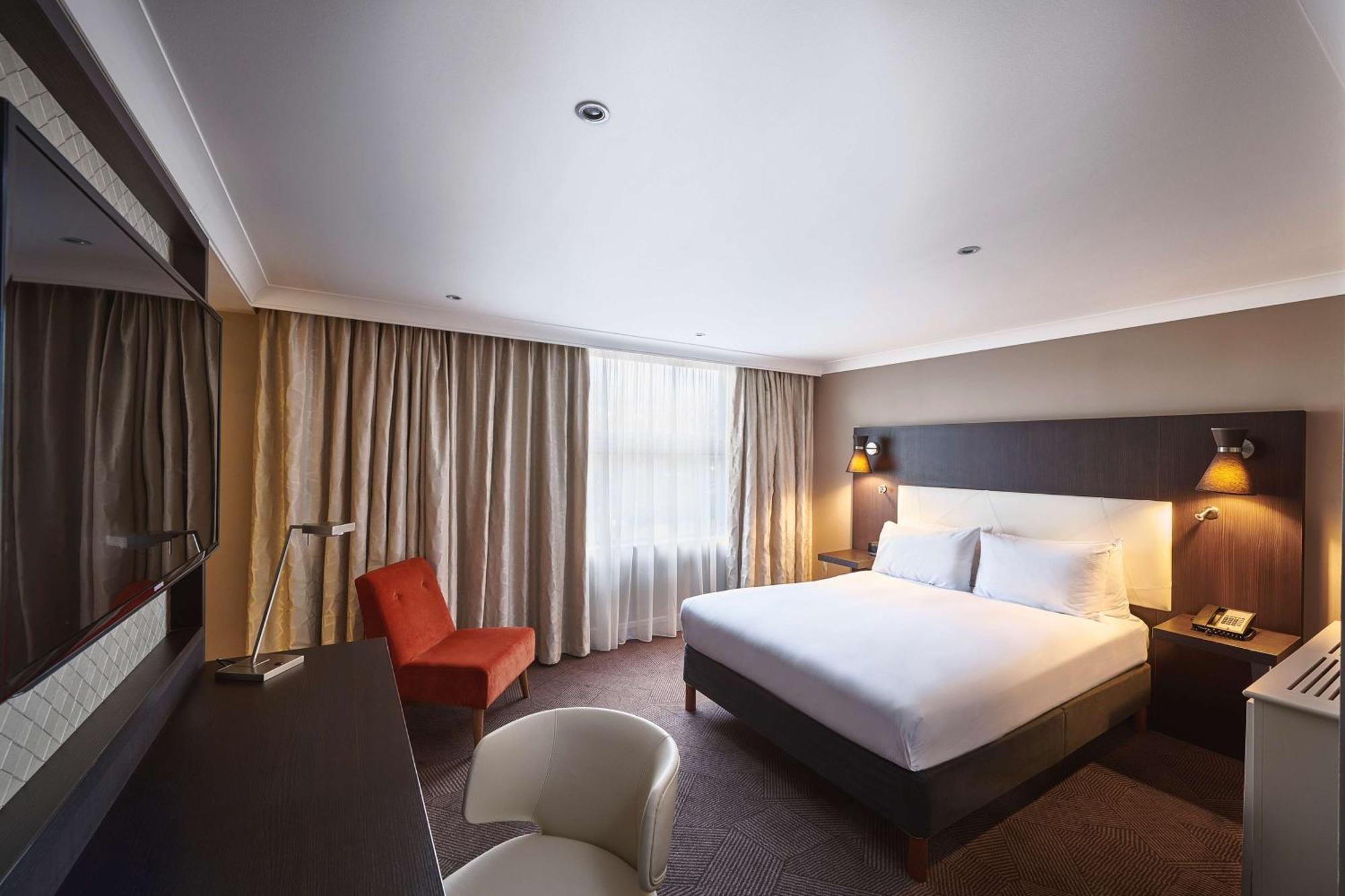 Hotel Doubletree By Hilton London Ealing Extérieur photo