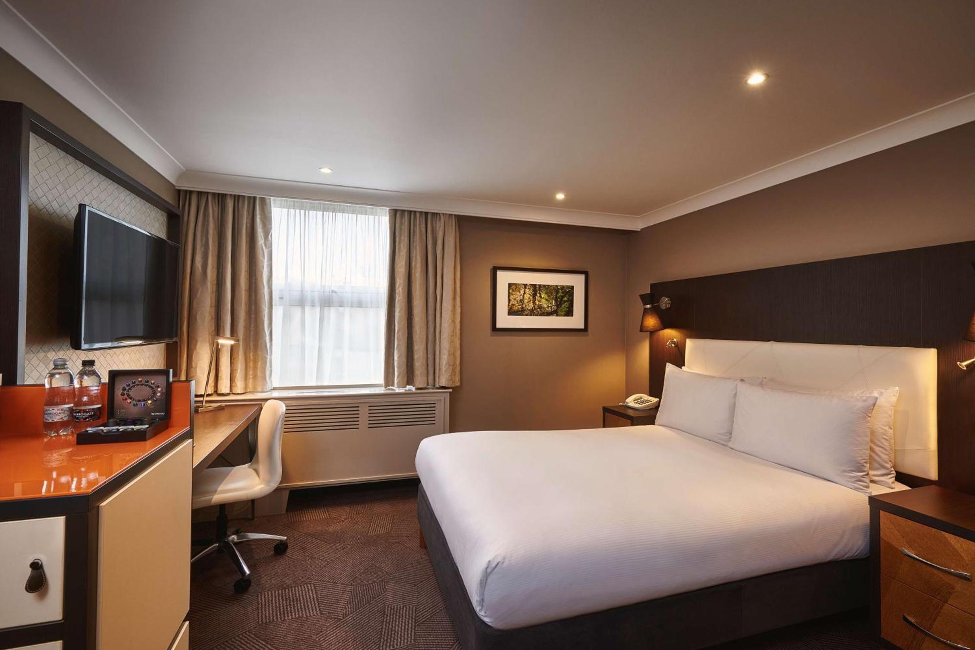 Hotel Doubletree By Hilton London Ealing Extérieur photo