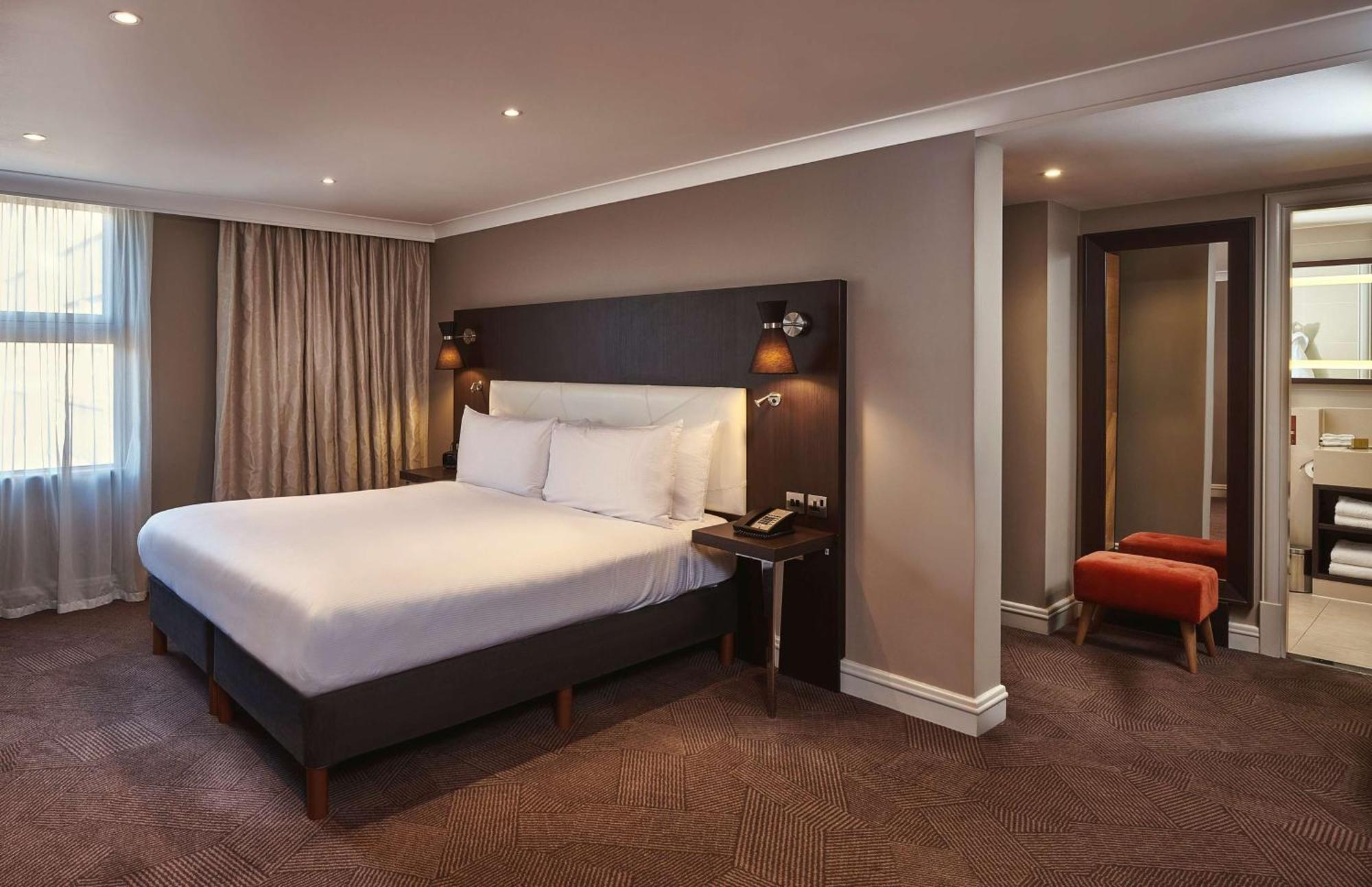 Hotel Doubletree By Hilton London Ealing Extérieur photo