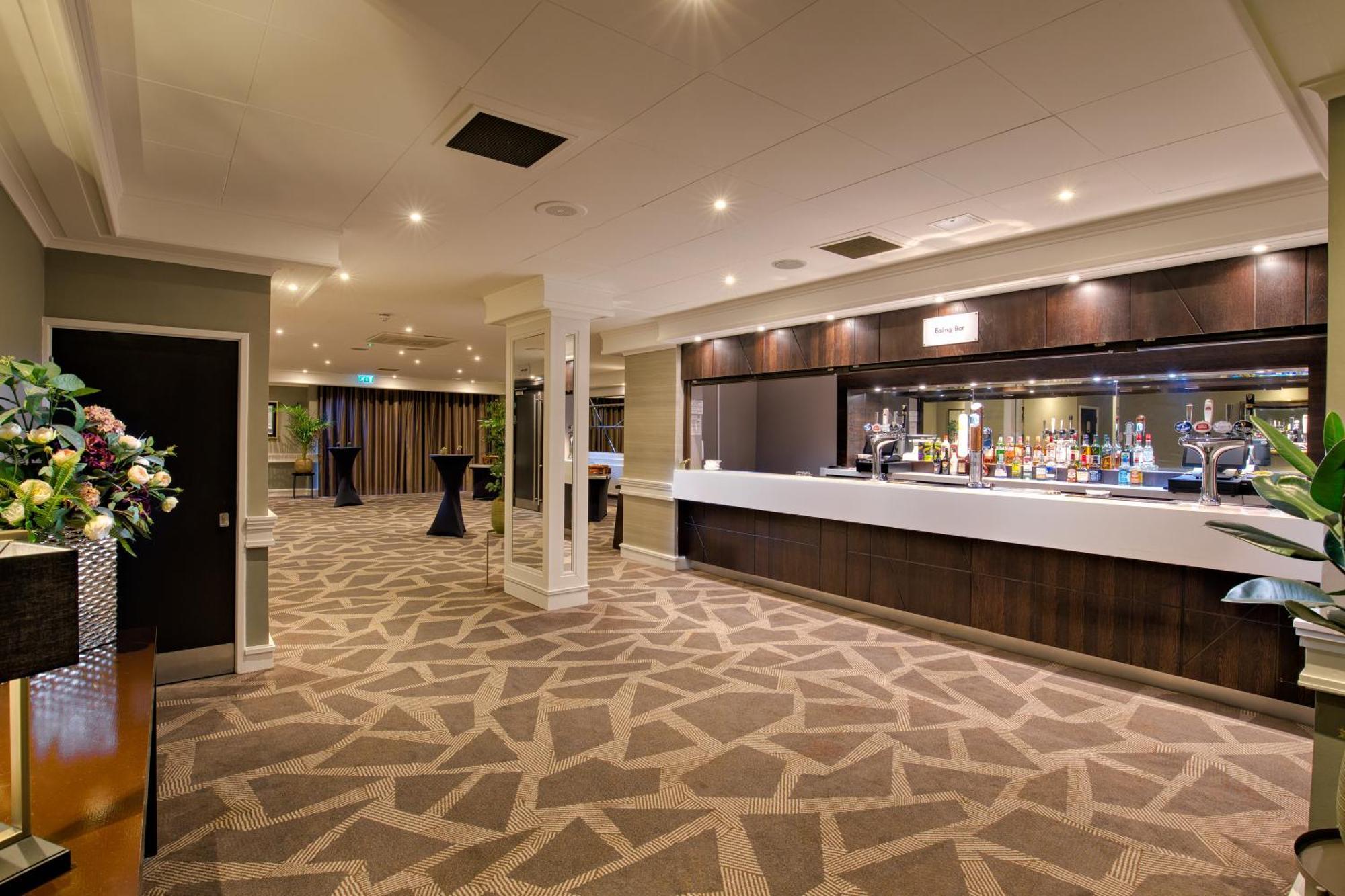 Hotel Doubletree By Hilton London Ealing Extérieur photo