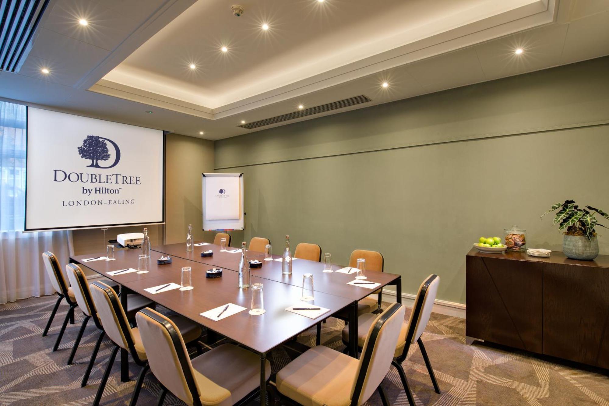 Hotel Doubletree By Hilton London Ealing Extérieur photo