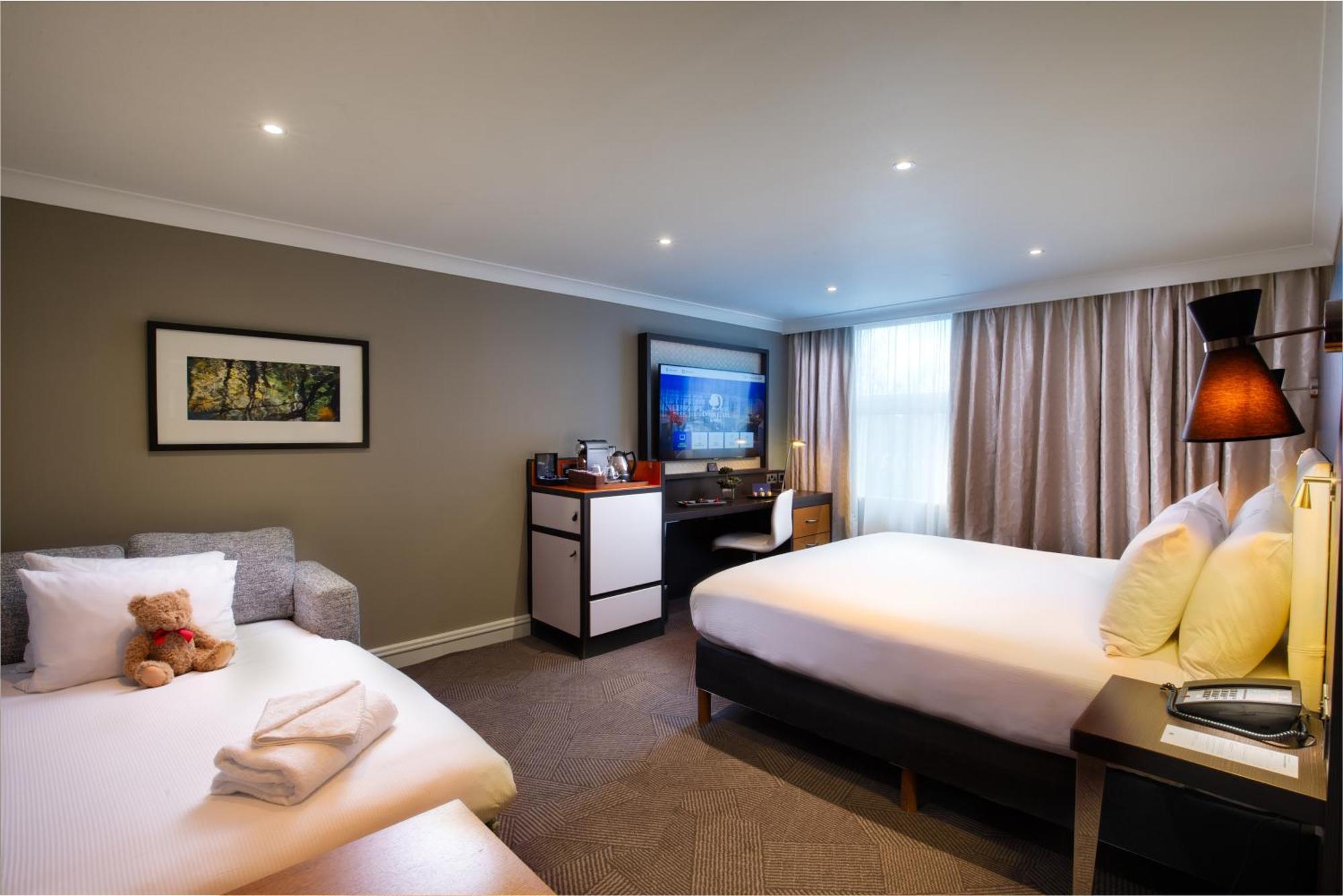 Hotel Doubletree By Hilton London Ealing Extérieur photo