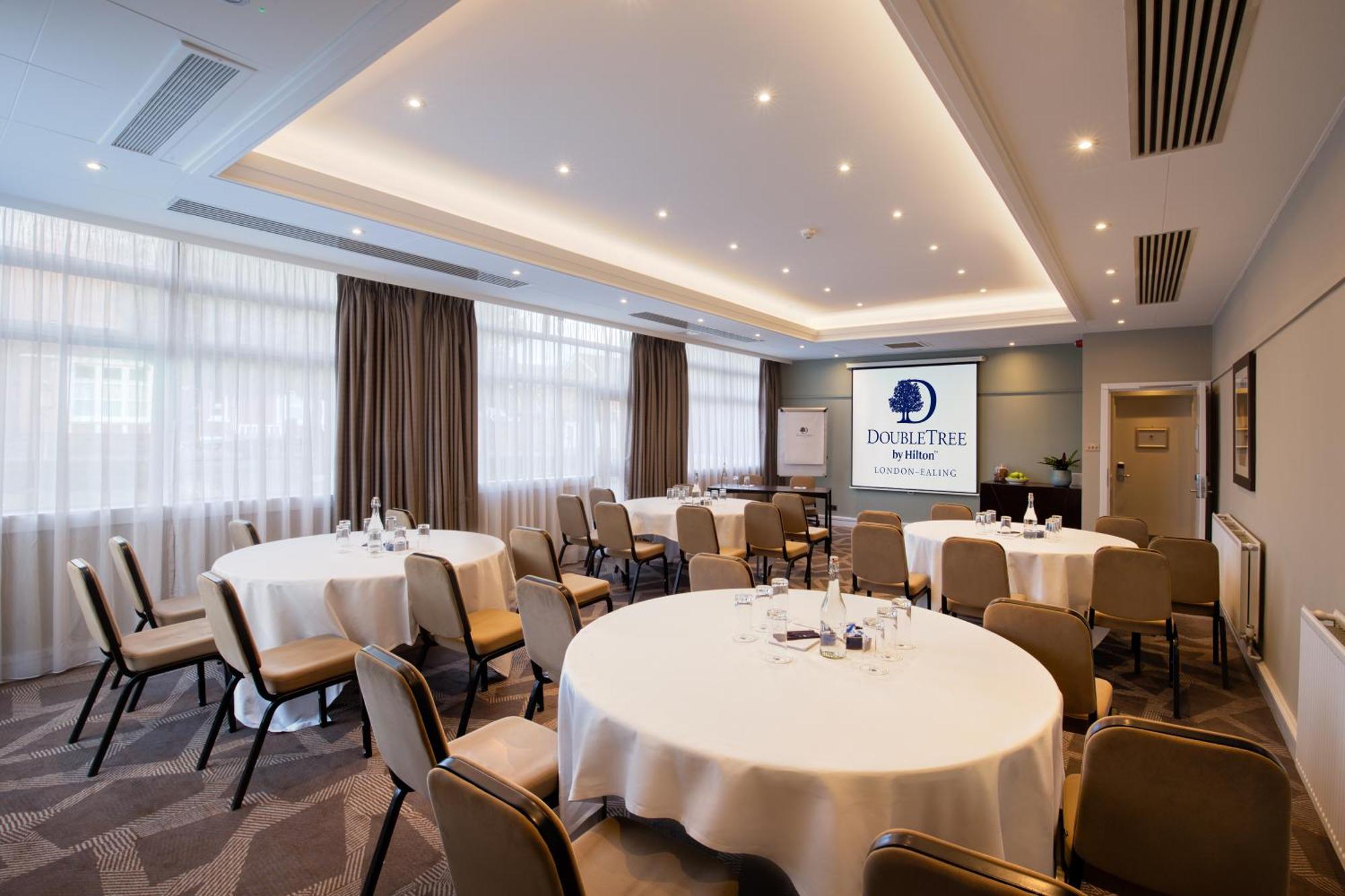 Hotel Doubletree By Hilton London Ealing Extérieur photo