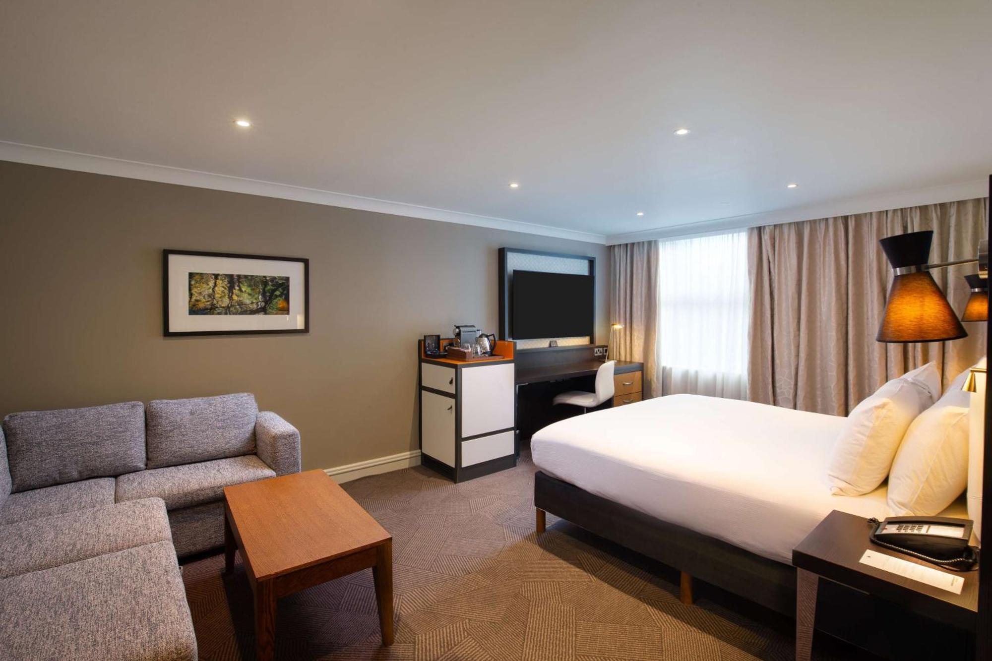 Hotel Doubletree By Hilton London Ealing Extérieur photo