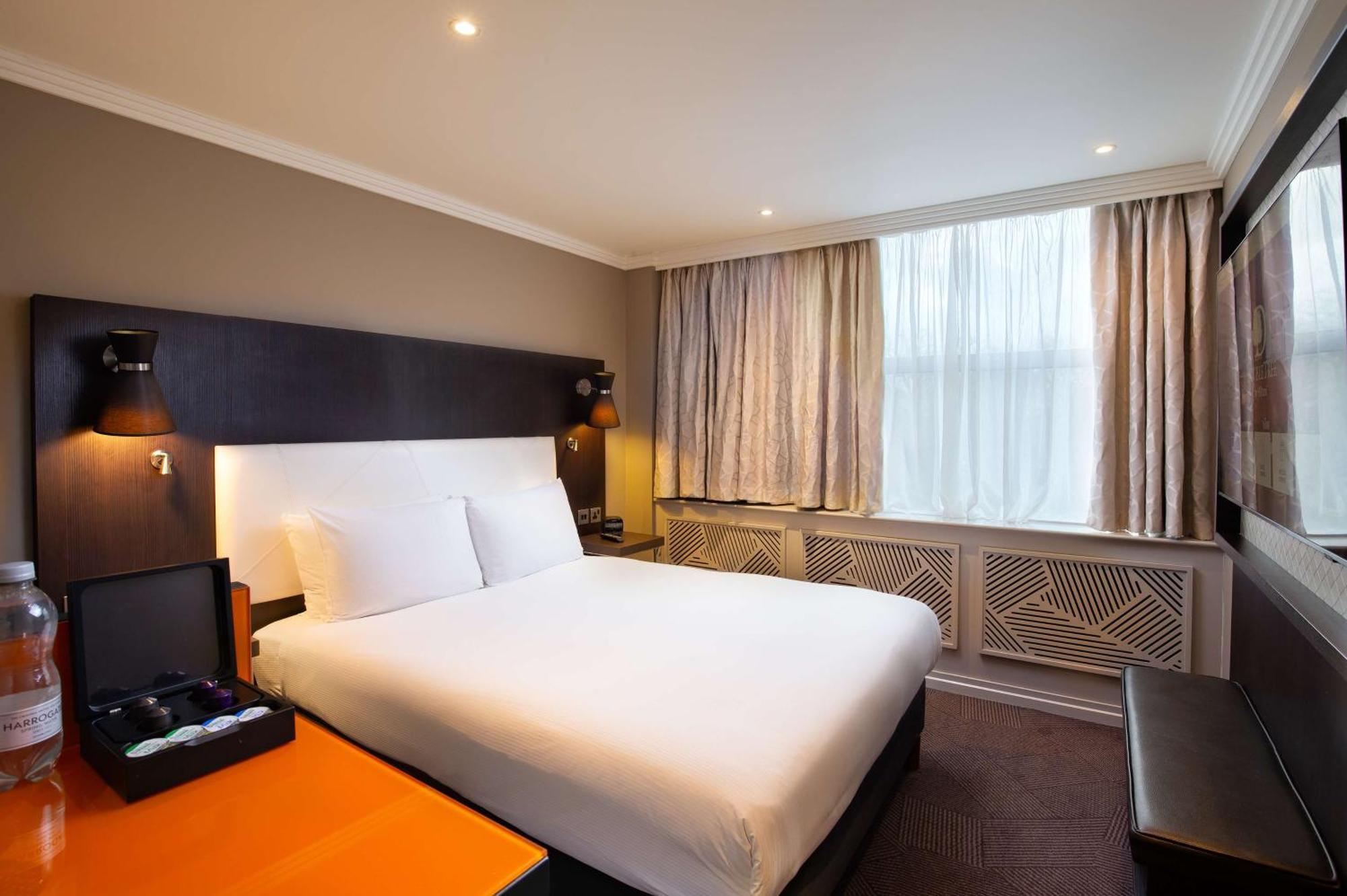 Hotel Doubletree By Hilton London Ealing Extérieur photo